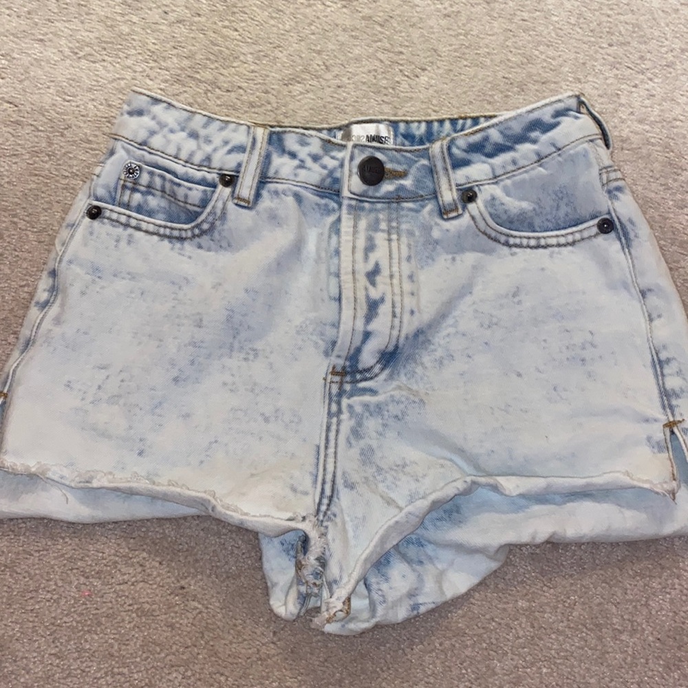 Amuse Society Light Wash Jean Shorts Size 24